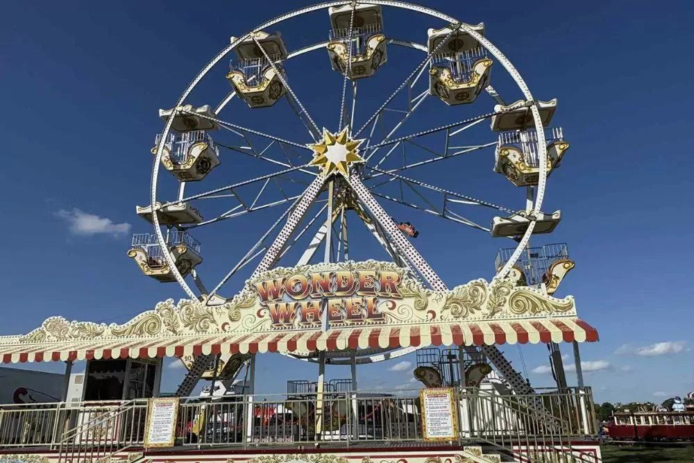 Wonder Wheel ferris wheel ride under a clear blue sky at Billing Aquadrome